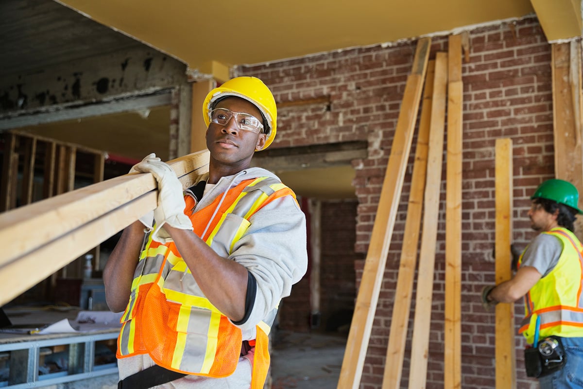 Homme travaillant sur un chantier de construction