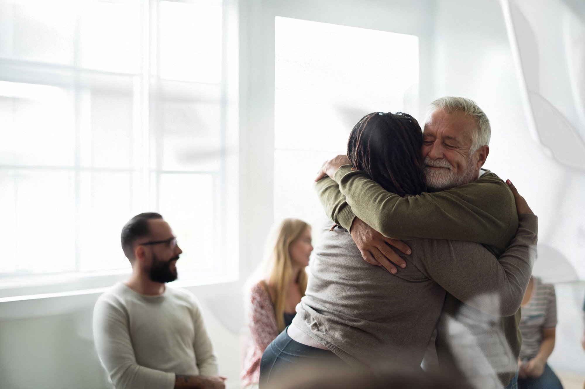 Deux personnes qui se font l’accolade